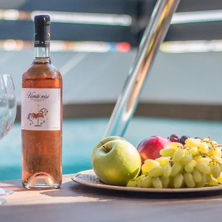 Aelia Seaside Luxury מלון